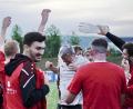 Bild: ref
Die obligatorische Bierdusche darf nicht fehlen: Hier kommt Schmidmühlens Trainer Hans Flierl in den Genuss.