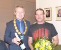 Bild: hme
Aus dem Gemeinderat Theisseil wird Thomas Bodensteiner von Bürgermeister Johannes Kett (rechts) verabschiedet