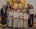 Bild: Jennifer Hankl/exb
Acht Buben und Mädchen feierte in der Pfarrei St. Pankratius Falkenberg ihre Erstkommunion. Mit auf dem Foto (von links) die Lehrerinnen Anna-Lena Grant-Lewis und Dr. Elisabeth Hammer-Butzkamm, Pfarrer Markus Nees sowie Schulleiterin Inge Dick und Lehrerin Anita Kleeberger.