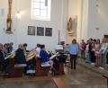 Bild: gi
Aufmerksam lauschten die zahlreichen Besucher den Darbietungen der Veeh-Harfen-Gruppe und den Sängerinnen unter der Leitung von Petra Zielbauer in der Pfarrkirche anlässlich ihres 15jährigen Bestehens. Sie erhielten am Schluss großen Beifall.