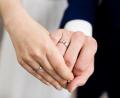 Bild: Rolf Vennenbernd/dpa
Ein gemeinsamer Doppelname nach der Hochzeit: Ab Mai 2025 soll das möglich sein.