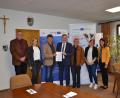Bild: Peter Garreiss 
Große Freude im Moosbacher Rathaus: Das Projekt der Partnerschaft der Grundschulen Moosbach und Bela nad Radbuzou wird von der Euregio Egrensis finanzielle unterstützt. Euregio-Präsident Peter Berek (Mitte) überreicht an Bürgermeister Bernhard Rom (Dritter von links) den Förderbescheid.