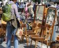 Symbolbild: Mascha Brichta/dpa
Der Vorteil auf dem Flohmarkt: Sie können sich das Möbelstück direkt ansehen – und oft auch den Preis verhandeln