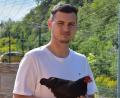 Bild: Stefan Bladeck/exb
Der neue Vorsitzenden Simon Bladeck mit einem seiner Zuchttiere der Rasse Zwerg Marans.