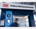 Bild: Bernd Weißbrod/dpa
Eine Person geht in ein Video Reisezentrum an einem Regionalbahnhof (gestellte Szene).