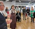 Bild: Kunz
Bürgermeister Reinhold Wildenauer (links) freut sich auf die Bilder und über neue Ideen der Initiatorin Susanne Kempf. Fünf Künstlerinnen und Künstler beteiligen sich an der nunmehr 17. Ausstellung.
