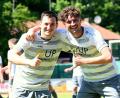 Bild: Werner Franken
Patryk Bytomski (links) und Josef Rodler freuen sich über den 6:0-Sieg in Osterhofen.