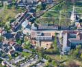 Bild: mür
Die neue Außenstelle des Landesamts für Breitband, Digitalisierung und Vermessung (Bildmitte) an der Egerer Straße in Waldsassen. Darüber der Friedhof, rechts davon das frühere Krankenhaus.