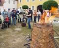 Bild: e
Noch lodert die Flamme aus dem Rennofen, einem Schachtofen von rund eineinhalb Metern aus Lehm zur Verhüttung von Eisen. Museumsleiter Martin Schreiner erläutert den Zuschauern den Prozess.