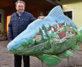 Bild: Stephan Huber
Seniorchef Franz Rehaber (88) beim Markenzeichen des Gasthauses - dem mit einer Ortsansicht von Lintach bunt bemalten Karpfen.
