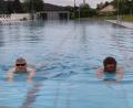 Bild: mrr
Bernhard Trettenbach (links) schwimmt als Erster Badegast 2024 im Riedener Freibad mit Bademeister Max Wagner seine Runden.