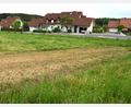 Bild: no
Auf der Grünfläche in der Flurstraße, gegenüber der Bebauung in Mottenbaum II, entsteht in Illschwang ein neues Baugebiet mit einer Fläche von rund 1800 Quadratmetern für zwei Parzellen.
