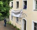 Bild: Susanne Schwab
Auch an der Fassade der alten Bergwirtschaft macht ein Banner deutlich: Hier entsteht Kunst und Besucher sind (wenn auch nicht zu jeder Tageszeit) erwünscht!