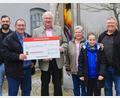 Bild: Jochen Neumann/exb
Rauchclub-Vorsitzender Bernhard Bauernfeind (Zweiter von links) überreichte den Spendenscheck an den Vorsitzenden der Kinderkrebshilfe, Herbert Putzer (Dritter von links). Mit auf dem Foto die Vorstandsmitglieder des Rauchclubs.