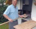 Bild: Annemarie Raiml/exb
Ferdinand Raiml holt sein frisch gebackenes Brot aus dem selbstgebauten Ofen im Garten. Seit vielen Jahren frönt er dem Hobby Brotbacken und kennt inzwischen allerlei Tricks für gutes Gelingen.
