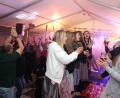 Bild: war
im Festzelt war das trübe Wetter draußen schnell vergessen, als die Band "Freistaat live" den Bescuchern einheizte.