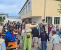 Bild: Corinna Schmeller/exb
Gemeinsam tanzten die Kinder und Erwachsenen beim Maifest zu bayerischen Liedern.