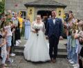 Bild: kro
Überglücklich verlassen Daniela und Marco Zahn die Steinbergkirche in Bärnau. Begrüßt wurden sie von der Klasse 5a und den Klassensprecherinnen der Mädchen-Realschule Waldsassen. Die Hochzeitsgäste ließen dabei Seifenblasen in die Luft steigen.