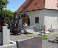 Bild: bkr
Ein neues Gesicht erhält der Vorplatz des Friedhofgebäudes. Seit Tagen wird daran fleißig gearbeitet.