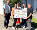Bild: Martina Hoch/exb
Philipp Kraus setzt sich als Helfer vor Ort in Waidhaus für ein neues Einsatzfahrzeug ein und nahm einen Spendenscheck über 500 Euro des CSU-Ortsverbands entgegen.