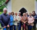 Bild: Josef Söllner/exb
Die Ebnather Frauen-Union unter Leitung von Petra Becher hatte zur Maiandacht in die Kapelle nach Hermannsreuth eingeladen.