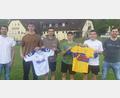 Bild: A. Schwarzmeier
Die TuS-Trainer Stefan Meisel (links) und Ralf Egeter (rechts) freuen sich über die Neuzugänge Henning Behrend, Jonas Obendorfer, Max Fellner und Florian Bertelshofer. Nicht im Bild ist Mateo Lovrinovic.