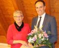 Bild: gru
Bürgermeister Hans-Jürgen Strehl dankt Gemeinderätin Elisabeth Dehling für ihren Einsatz für die Gemeinde Edelsfeld.