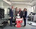 Bild: Kathrin Schmidt/exb
Um Roboterdame „Emi-Ly Pepper“ am Digitalen Campus der OTH Amberg-Weiden versammeln sich (von links): Vorstandsvorsitzender Thomas Pickel, Daniel Dinnes, Professor Gerald Pirkl und Vorstandsmitglied Sonja Kalb.