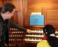 Bild: Kunz
Valerij Bukreev erklärt den Kindern in der Kirche S. Michael die Funktion der Max-Reger-Orgel.