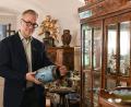 Bild: Gabi Schönberger
Georg Strehl in seinem Reich. Seit 30 Jahren verkauft er in Weiden Antiquitäten, vorwiegend vom Zeitraum 14.Jahrhundert bis Zweiter Weltkrieg.