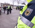 Symbolbild: Bundespolizei/exb
Gegen eine Reisende lagen drei Haftbefehle vor. Die Bundespolizei stoppte die Frau an der Grenze bei Selb.