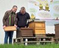 Bild: Karoline Gajeck-Scheuck
Der Betreuer des Lehrbienenstand, Bernhard Stiegler (links) und Amberg-Imker Michael Bieda.
