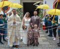 Bild: jr
In der Kapplkirche geheiratet haben am Samstag Ramona Scharnagl und Maximilian Rosner, getraut wurden sie von Kaplan Bastian Neumann aus Roding, einem Freund des Paars. Mit dabei waren auch die beiden Brautkinder Ferdinand (links) und Xaver.