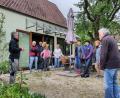 Bild: Christina Ponader/exb
Erfolgreicher Start der Gartengruppe. Barbara Wenisch (links) erklärt den Helfern die Aufgaben.