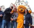 Bild: Kunz
Der Löwe ist los. Hubert Schober und Lions-Präsident Leslaw Ostaszewski sammeln fürs SOS-Kinderdorf in Immenreuth.