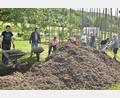 Bild: no
Ausgerüstet mit Schubkarren, Schaufel und Gabel halfen Mitglieder des Gartenbauvereins Illschwang, den angelieferten Biomist auf dem Hopfenfeld zu verteilen.