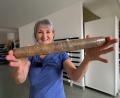 Bild: Heike Unger
Marlene Groitl zeigt das perfekte Fitnessgerät für zu Hause: Ihre "Wunderrolle" ist eine gerollte, mit Paketband umklebte Zeitung.