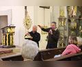 Bild: prh
Viele Details erfuhren die Interessierten bei der Kirchenführung von Alfons Scharnagl (Zweiter von links).