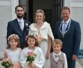 Bild: jr
Miriam Panzer und Daniel Krieglsteiner heirateten standesamtlich im Historischen Rathaus in Mitterteich. Bürgermeister Stefan Grillmeier (rechts) nahm die Trauung vor, vorne die Brautkinder (von links) Mona, Annalena und Manuel.