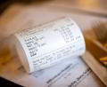 Symbolbild: Sina Schuldt/dpa
Eine Rechnung mit Umsatzsteuer und Mehrwertsteuer liegt auf der Speisekarte eines Restaurants. Steuer-Kritik kam auch zur Sprache bei der Wirtshausdebatte mit Finanzstaatssekretär Martin Schöffel in Amberg.