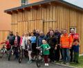Bild: Verwaltungsgemeinschaft Wiesau/exb
Zu einem gemeinsamen Bild vor dem Werkstodl stellten sich die Vertreter von Markt, Grundschule, beteiligten Firmen und der PI Tirschenreuth zusammen mit einigen Schülern mit ihren neuen Fahrrädern.