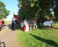 Bild: rha
Bei der Flurprozession am Pfingstmontag machen die Gläubigen erstmals am Zumhülsen-Kreuz Station. Pater Robin Xavier erteilt dort den eucharistischen Segen.