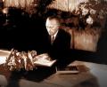 Archivbild: picture-alliance; Bildmontage: Laura Fröhler
Konrad Adenauer unterzeichnet am 23. Mai 1949 in Bonn das Deutsche Grundgesetz. Es ist dies zugleich die Geburtsstunde der Bundesrepublik.
