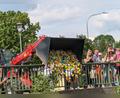 Bild: gau
Zum Auftakt des Riedener Entenrennens kippt ein Radlader die Plastiktierchen in die Vils.