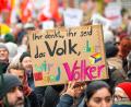 Bild: Jonas Walzberg/dpa
Zahlreiche Demonstration gegen Rechtsextremismus gab es bislang in ganz Deutschland. Am Montag, 13. Mai, findet in anlässlich 75 Jahre Grundgesetz in Hirschau eine Demonstration statt.