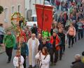 Bild: jr
Einzug in die Konnersreuther Pfarrkirche am Sonntagabend: 36 Pilger nahmen den insgesamt 120 Kilometer langen Fußmarsch von Konnersreuth nach Marienweiher und zurück auf sich.