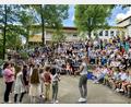 Bild: gri
Viele Gäste feiern die "musikbegeisterte Grundschule" Freudenberg und bewundern die Darbietungen draußen im Pausenhof.