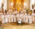 Bild: Markus Koenig/exb
Pfarrer Markus Bruckner (hinten rechts) und sein Vorgänger in Kulmain, Pfarrer Bernd Philipp (hinten links), zelebrierten den Festgottesdienst für 21 Erstkommunionkinder.