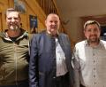 Bild: sre
Bürgermeister Roman Berr und Ortsvorsitzender Klaus Strobel begrüßen Hannes Lutter (von links) als Interimskassier der Etzelwanger CSU.