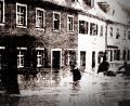 Bild: Archiv NT; Bildmontage: Laura Fröhler
Einen Meter hoch steht das Wasser Mitte Mai 1949 in der Flosser Hauptstraße nach einem schweren Unwetter.